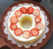 27、聚会必不可少的节日蛋糕,在第一片上面用圆形花嘴一圈圈挤上打发的淡奶油，切片草莓平铺，之后在草莓上再挤一层淡奶油