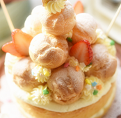 31、聚会必不可少的节日蛋糕,依次摆好第二层泡芙，顶端摆一只，所有泡芙之间都以意式奶油霜粘合，最后装饰草莓，洒糖霜