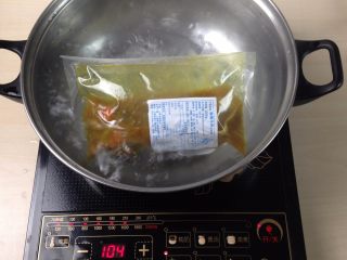 1、咖喱牛肉青椒焗饭,料理包放入开水中水煮加热10分钟