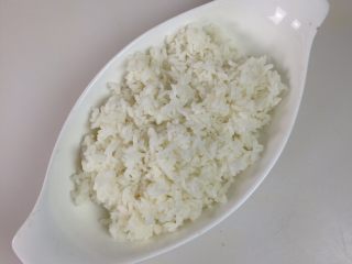 2、咖喱牛肉青椒焗饭,米饭盛入焗饭盘中打松散待用