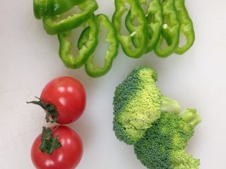 3、咖喱牛肉青椒焗饭,青椒切圈西红柿洗净待用，西兰花用开水烫熟后待用