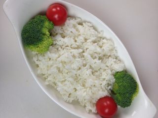 4、咖喱牛肉青椒焗饭,西兰花小西红柿摆放好