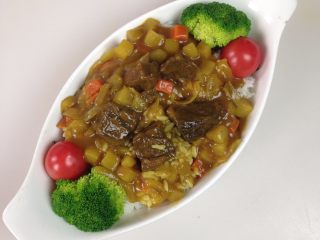 5、咖喱牛肉青椒焗饭,加热好的咖喱牛肉均匀的倒在米饭上