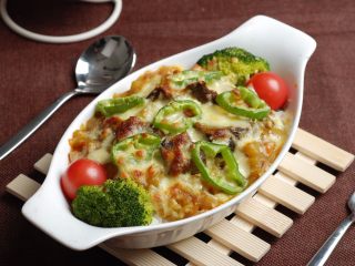 8、咖喱牛肉青椒焗饭,烤好后取出即可享用美味