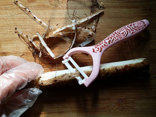 2、蓝莓山药,带上一次性手套洗去山药上的泥土，再用刨皮刀刨去山药外皮