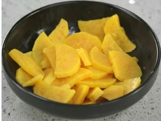 3、红薯饼干棒,上锅蒸15分钟至红薯熟透