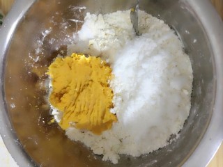 7、红薯饼干棒,放入白砂糖和红薯泥