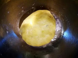 8、红薯饼干棒,把面团揉至光滑即可,室温静置30分钟
