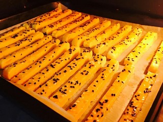 11、红薯饼干棒,烤箱预热180度,烤15分钟即可