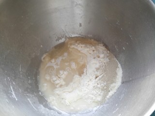 1、海鲜披萨,将除水以外饼皮的所有用料放入盆中，然后分次加水和成面团。水不要一次全倒进去，可根据各自面粉的干湿度适当加减。