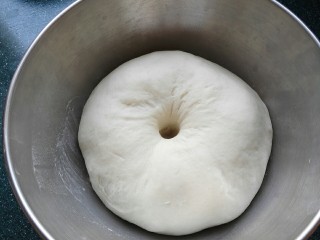 2、海鲜披萨,盖保鲜膜醒发至两倍大。可用手指蘸面粉在面团上戳个洞，洞口不回缩不塌说明面团发酵好了。