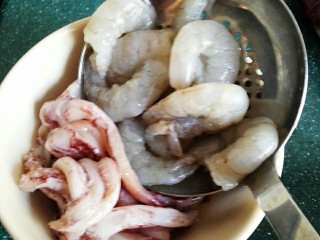 3、海鲜披萨,虾仁清洗去虾线，鱿鱼须清洗干净。