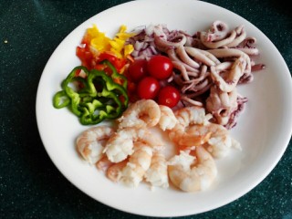 5、海鲜披萨,把圆葱切成丁，青红黄椒也切成丁或自己喜欢的形状。