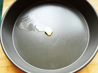 7、海鲜披萨,在圆模底及四周抹上少许黄油或花生油防沾。