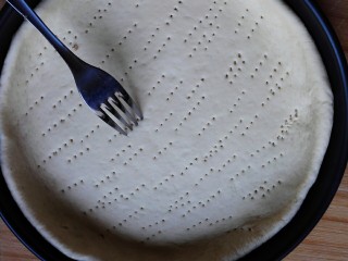 9、海鲜披萨,用叉子插上些小孔。