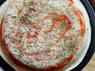 11、海鲜披萨,撒上少许盐，再撒上一层胡椒粉和牛至叶（披萨草）