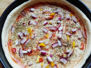 12、海鲜披萨,撒上少许圆葱和青红椒，注意不要放多了，不然会出水。