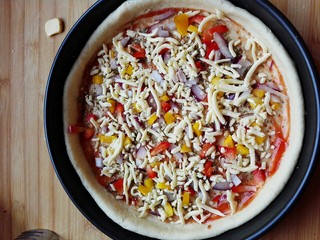 13、海鲜披萨,撒上一层马苏里拉奶酪。