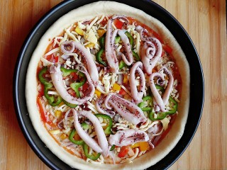 14、海鲜披萨,放入鱿鱼须。