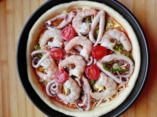 16、海鲜披萨,我还放了几个小番茄。但是建议尽量少放或不要放，番茄的水分太大，烤出的披萨会很湿。。