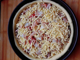 17、海鲜披萨,烤箱200℃提前预热，放入披萨先烤8分钟左右，然后取出来，再在上面撒一层马苏里拉。