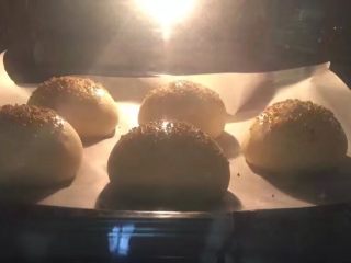 10、自制麦辣鸡腿汉堡,送入烤箱，165度上下火烤20分钟，烤箱内放入一碗水，烤制过程中保持适度，如果烤箱火大，上色后表面可以盖上一层锡纸，这样做出的面包更漂亮