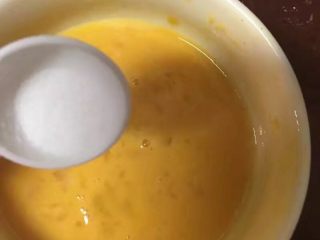 13、自制麦辣鸡腿汉堡,加入精盐