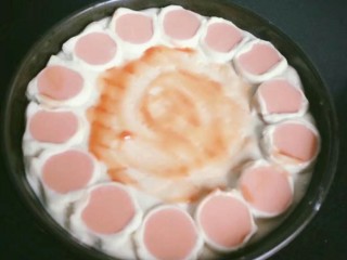 7、火腿什锦披萨????,用刚留的小块面团，擀开包裹住火腿肠，切成小段，将火腿摆放在饼胚的边缘（在底部可以沾少许水可以更好的贴合），中间刷番茄酱。