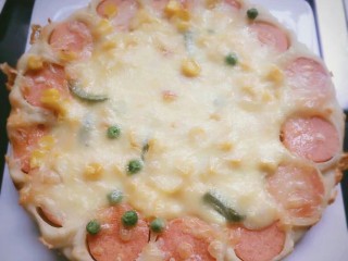 9、火腿什锦披萨????,烤箱预热230℃   5分钟后，进烤箱230℃   18分钟。