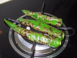 2、芝士烤甜红薯,烤青辣椒，用铁叉串着青辣椒，在燃气灶上烤4到5分钟。期间不时转动，烤好的辣椒放到一个碗，盖上保鲜膜，晾凉。剥去烧焦的皮去掉茎和种子。切碎备用