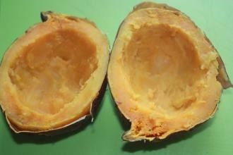 4、芝士烤甜红薯,融化2汤匙黄油，刷在红薯壳内部，然后撒上盐和胡椒。