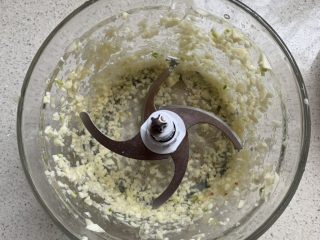 3、手撕杏鲍菇,几秒钟搞定