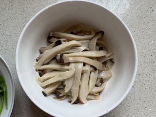 5、手撕杏鲍菇,蒸熟的杏鲍菇晾凉，撕成细条，越细越入味