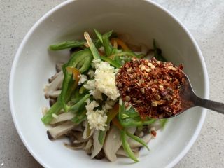 8、手撕杏鲍菇,2勺辣椒面
