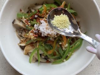 13、手撕杏鲍菇,最后加点鸡精，不喜欢可以不放，拌匀腌制几分钟