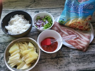 1、平底锅披萨(土豆米饭),准备所有食材，然后土豆切片放碗里。