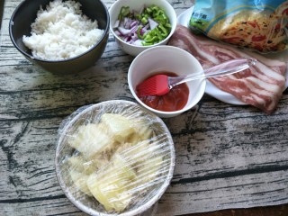 2、平底锅披萨(土豆米饭),土豆盖上保鲜膜，上锅大火蒸到烂即可。