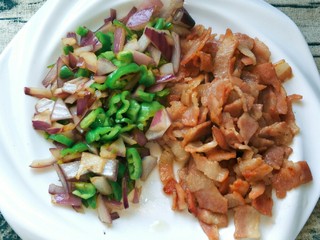 3、平底锅披萨(土豆米饭),培根切碎，洋葱，辣椒，煎炒后装盘备用。