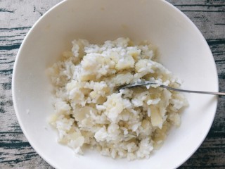 5、平底锅披萨(土豆米饭),加入米饭，加入盐。搅拌和匀。
