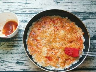 8、平底锅披萨(土豆米饭),刷上一层披萨酱。