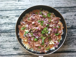 10、平底锅披萨(土豆米饭),再铺上刚刚炒好的，洋葱，培根，辣椒。