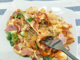 14、平底锅披萨(土豆米饭),装盘扒开，好拉丝，真的好好吃呀。