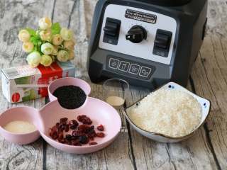 1、蔓越莓米糕,准备好食材;