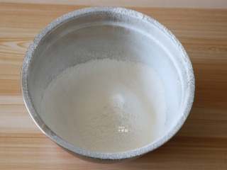 7、蔓越莓米糕,倒出过筛；