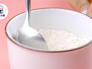 1、微波炉马克杯披萨,马克杯中放入面粉4汤匙、泡打粉1/8茶匙、小苏打1小撮、盐适量，混合均匀