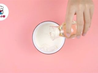 2、微波炉马克杯披萨,加入牛奶3汤匙、橄榄油1汤匙，搅拌均匀