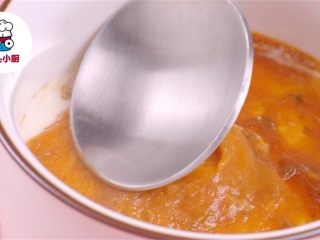 3、微波炉马克杯披萨,加入披萨酱，抹平