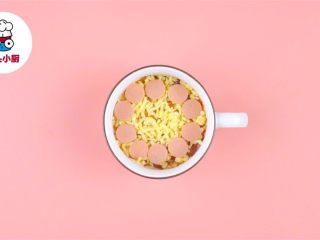 4、微波炉马克杯披萨,铺入马苏里拉芝士碎，摆上火腿肠片