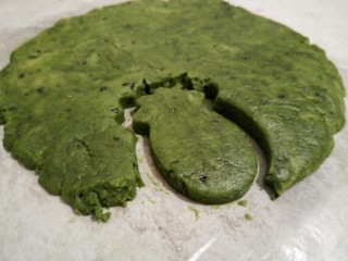 13、抹茶油酥饼干,开始印之前，就可以去预热烤箱，180度，预热10分钟（预热好的烤箱，发热管肯定会变黑的，就说明预热好了）用一个菠萝模具印好（为了拍照，给大家看一下印好的菠萝，自己在家做的话，印好直接挪到一下，就可以拿起来放到烤盘里）