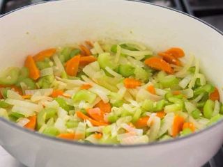 1、花椰菜奶酪汤,炒5-8分钟直至洋葱变软。加入切碎的大蒜，炒几分钟。